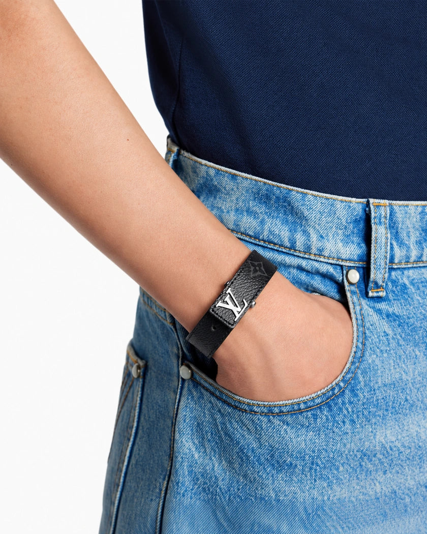 Pulsera LV Slim negra puesta en la muñeca