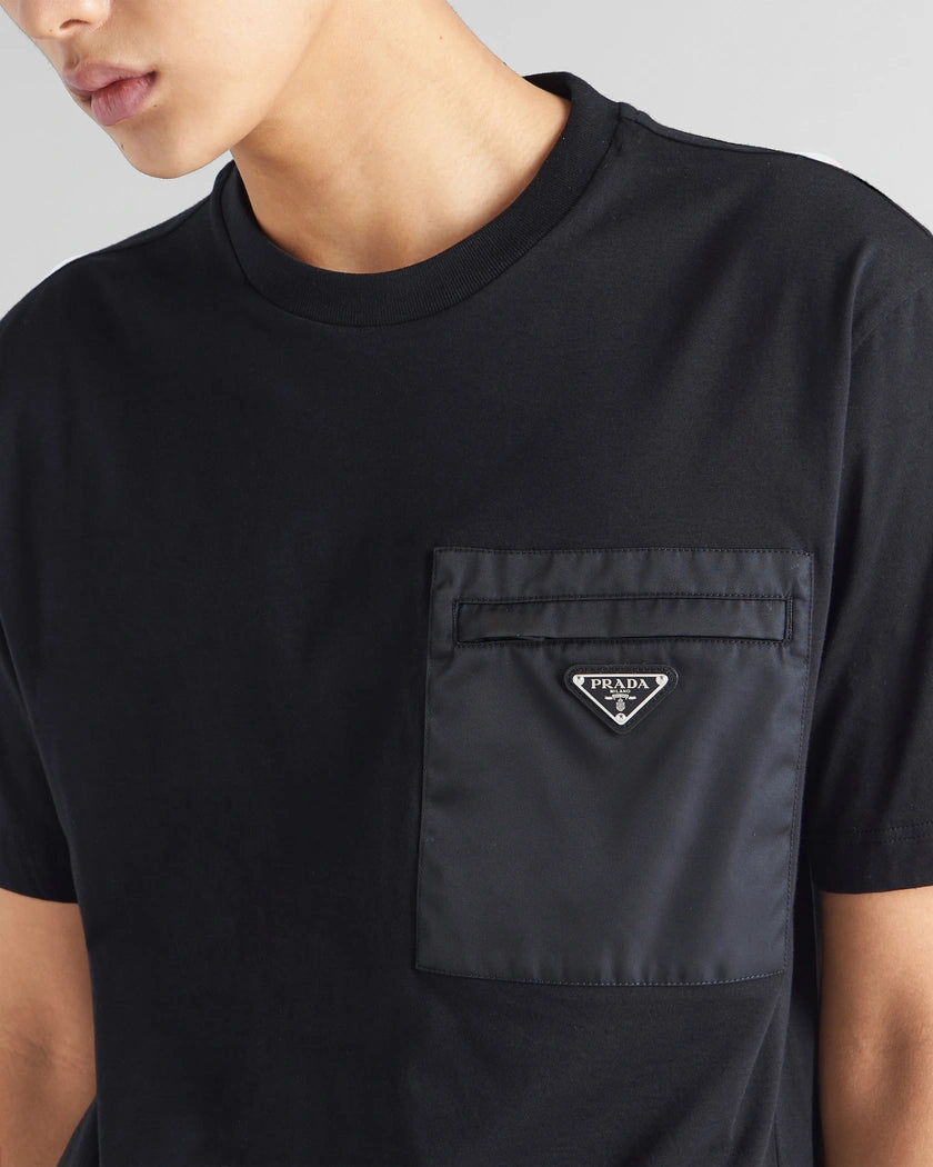 Prada Polera Pocket Black: detalle del bolsillo y logo triangular